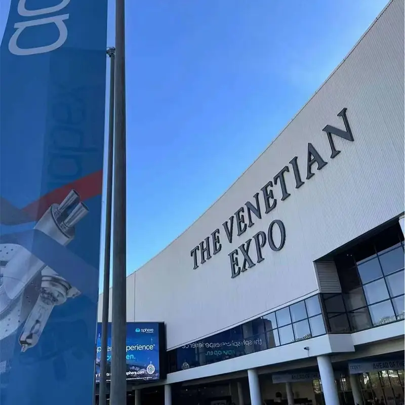 „Luxfighter Car LED“ priekiniai žibintai, demonstruojantys „Aapex 2023 Las Vegas“
