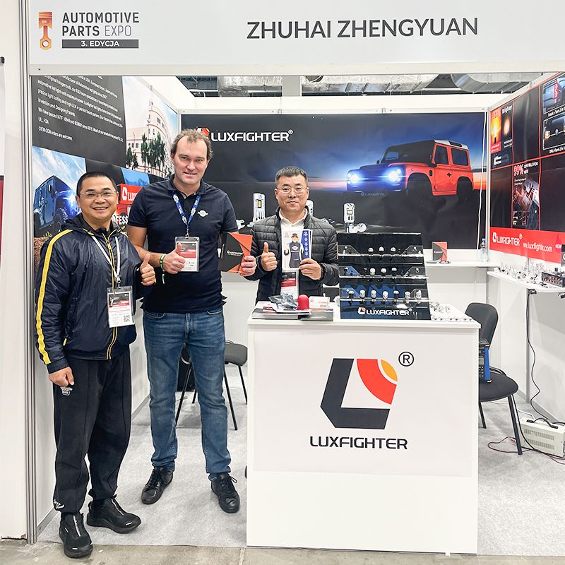 LUXFIGHTER LED priekiniai ir rūko žibintai AUTOMOTIVE PARTS Expo sulaukė plataus pripažinimo